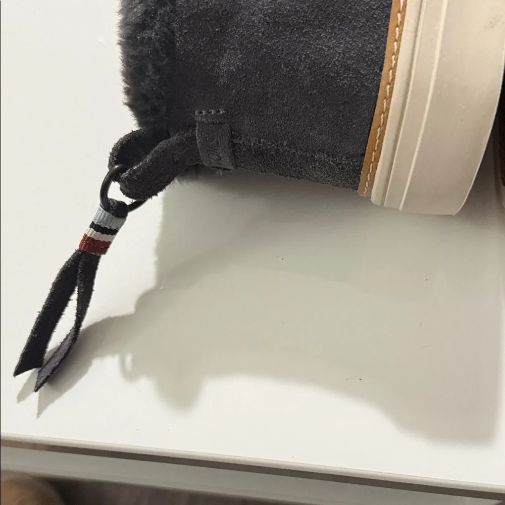 Toms Paxton Booties Womens 7.5 Slip-On Water Resistant Gray Suede Fur Lined